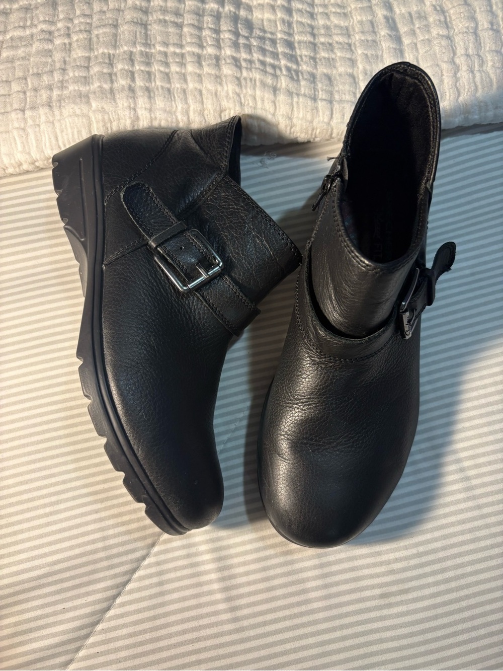 Skechers Relaxed Fit ankle boot with memory foam cushioning. Women’s 8.5